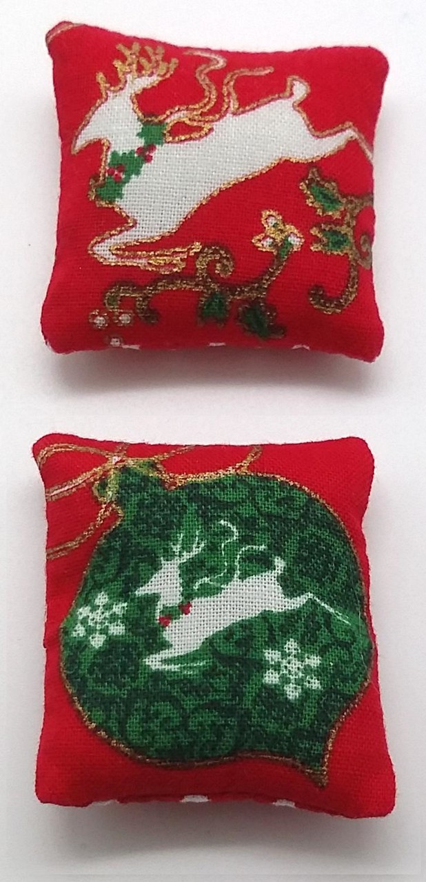 Bild von 2 Miniatur Kissen mit Weihnachtsmotiv Rentier